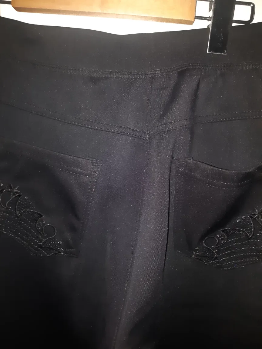 Model France Black Pants image indicator(3)