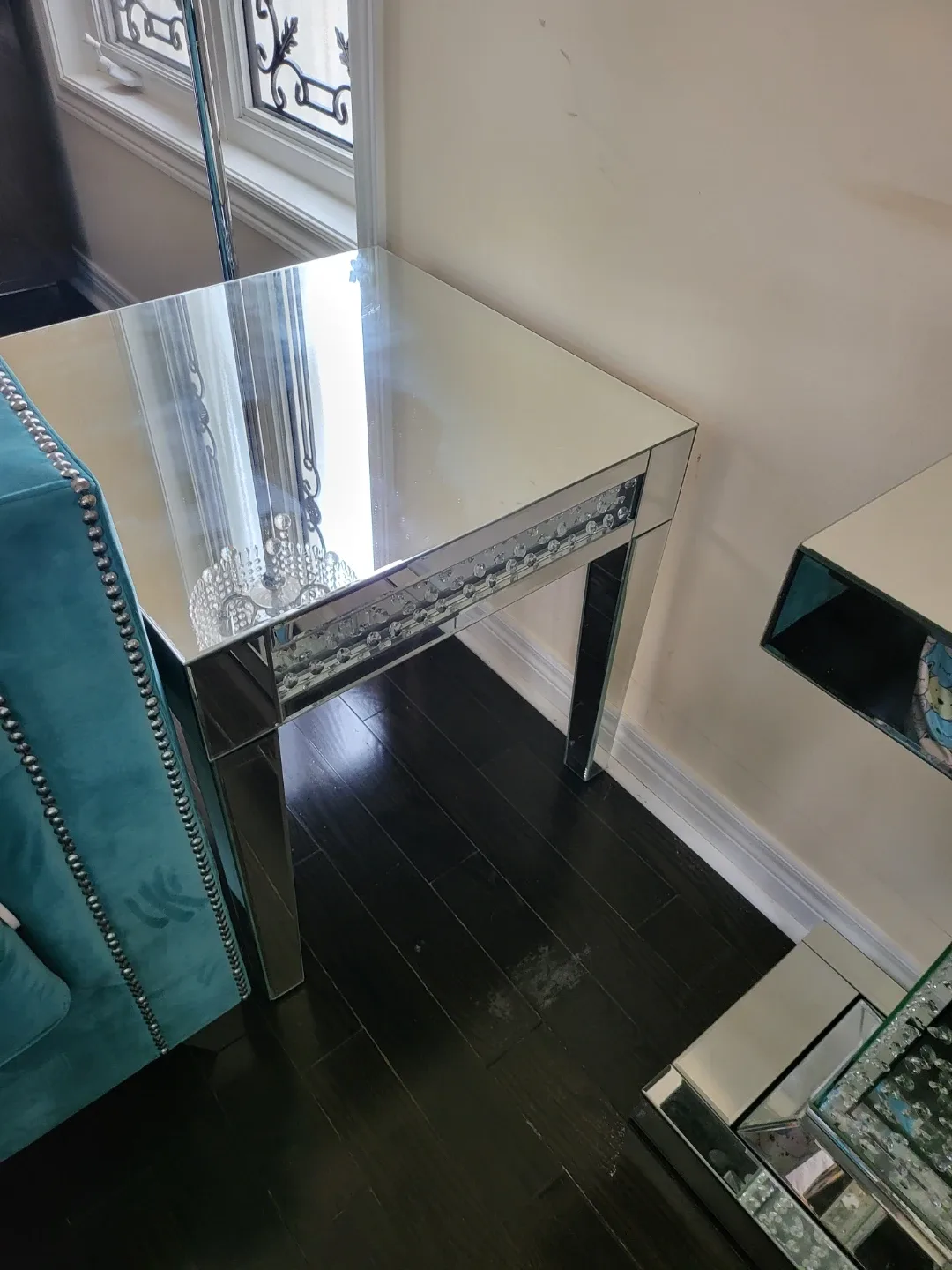 Staging furniture sale image indicator(3)