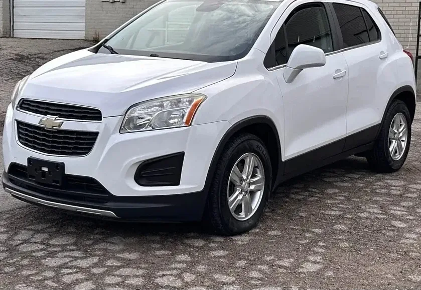 Chevrolet Trax LT - White SUV thumbnail