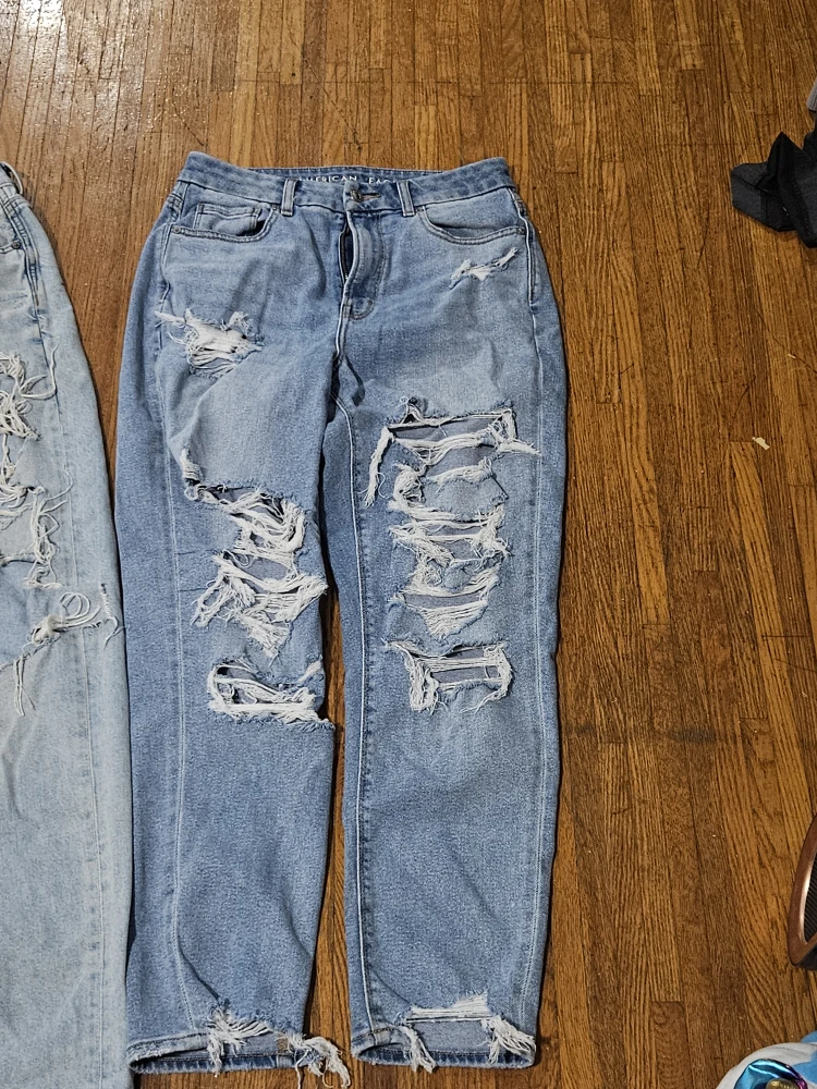 American Eagle Ripped Jeans SALE- Size 6 and 8 - photo 2