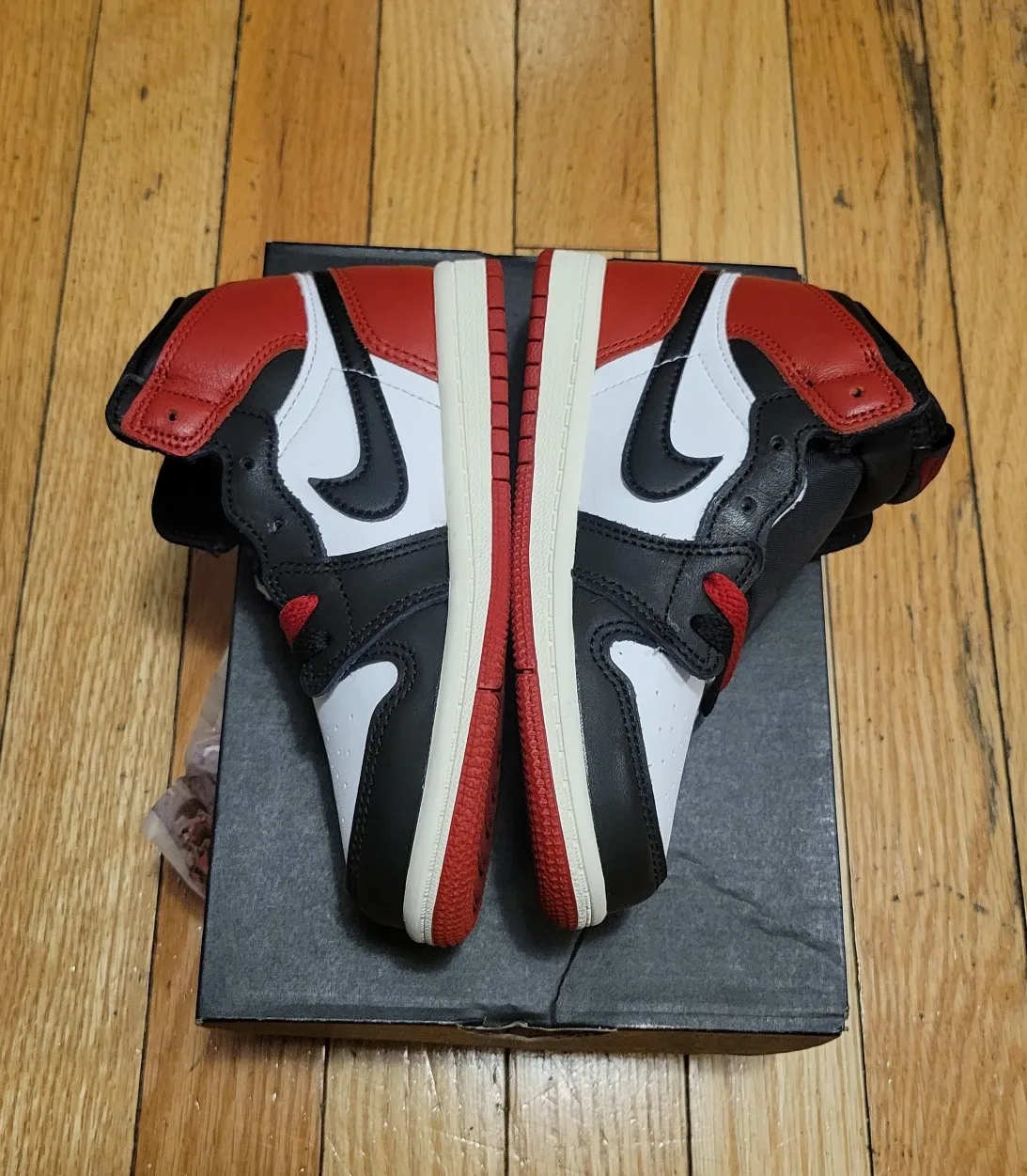 Nike Air Jordan 1 Retro High OG Toddler Size 10C image indicator(5)