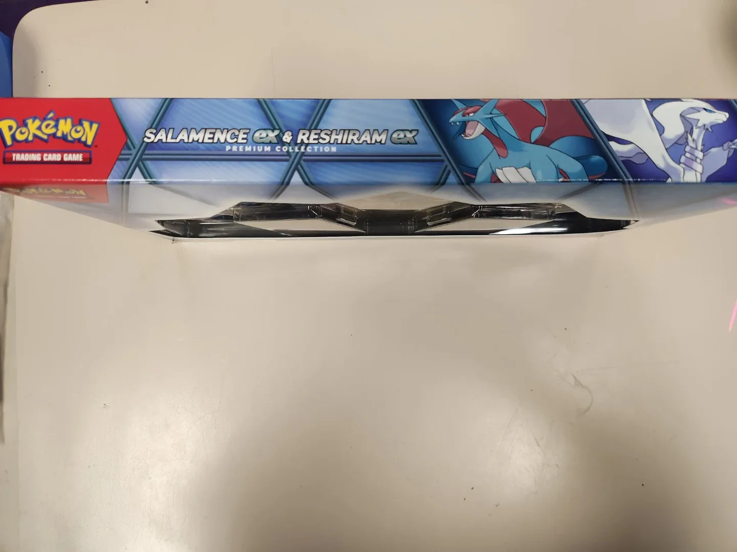 New Salamence EX & Reshiram EX Premium Collection image indicator(2)