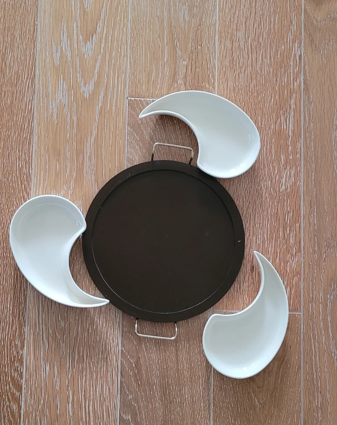 Variety of Glass Serving Dishes image indicator(4)