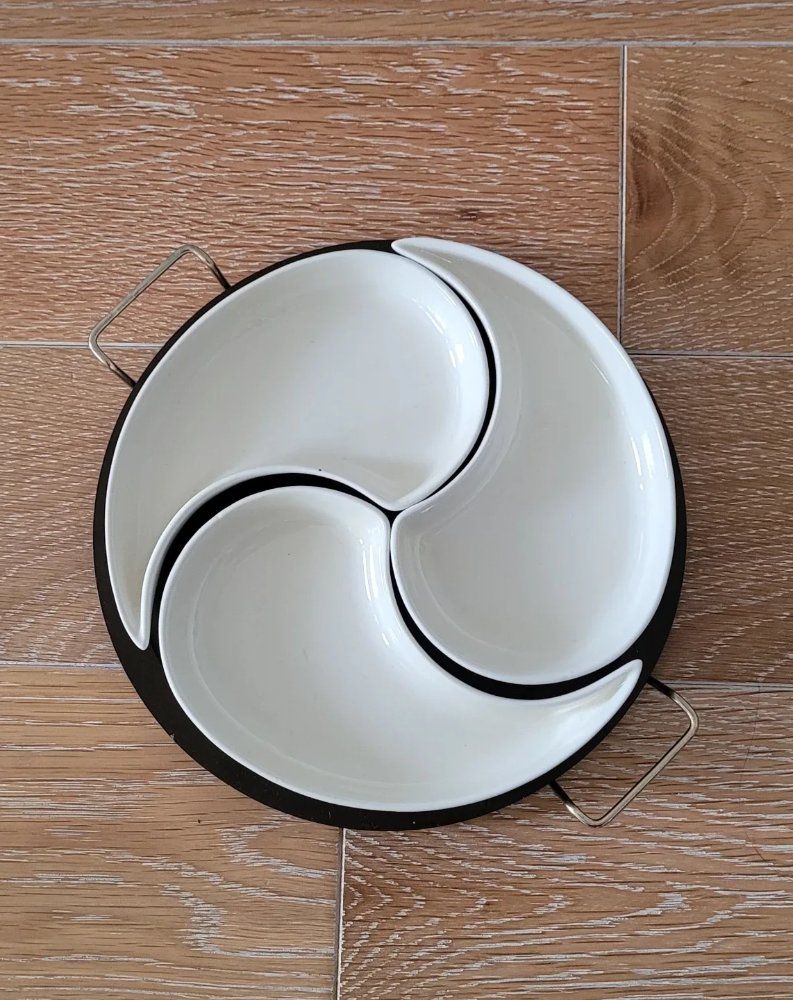 Variety of Glass Serving Dishes image indicator(5)