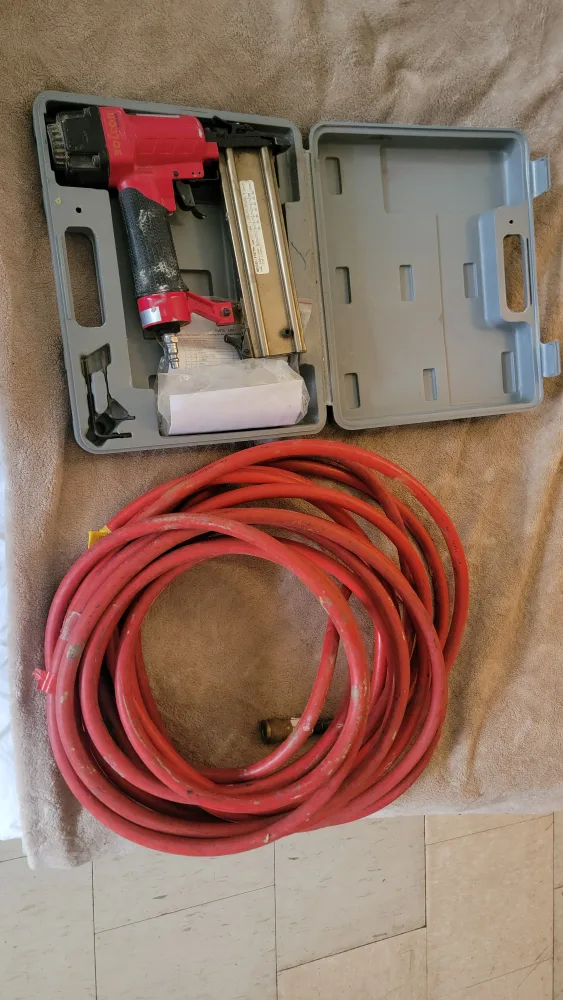 Senco Nail Gun w/ Hose & Case