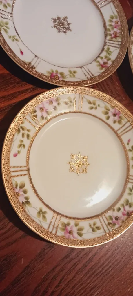 Set of 4× NIPPON JAPANESE  22K Gold Handpainted plates image indicator(3)