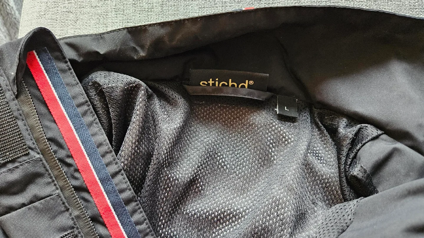 Stichd Mercedes Petronas F1 Rain Jacket - Size L image indicator(3)