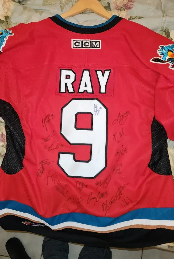 CCM Kelowna Rockets Hockey Jersey - Size Adult Large image indicator(2)