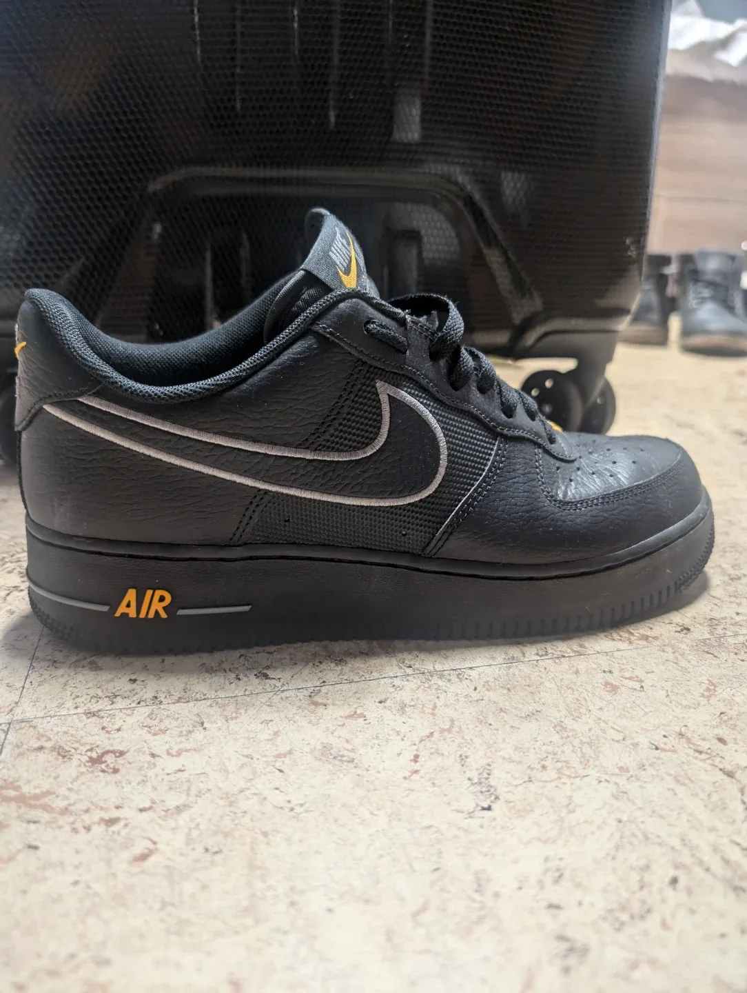Nike Air Force 1'07 black/coolgrey-sundial size 9.5 image indicator(4)
