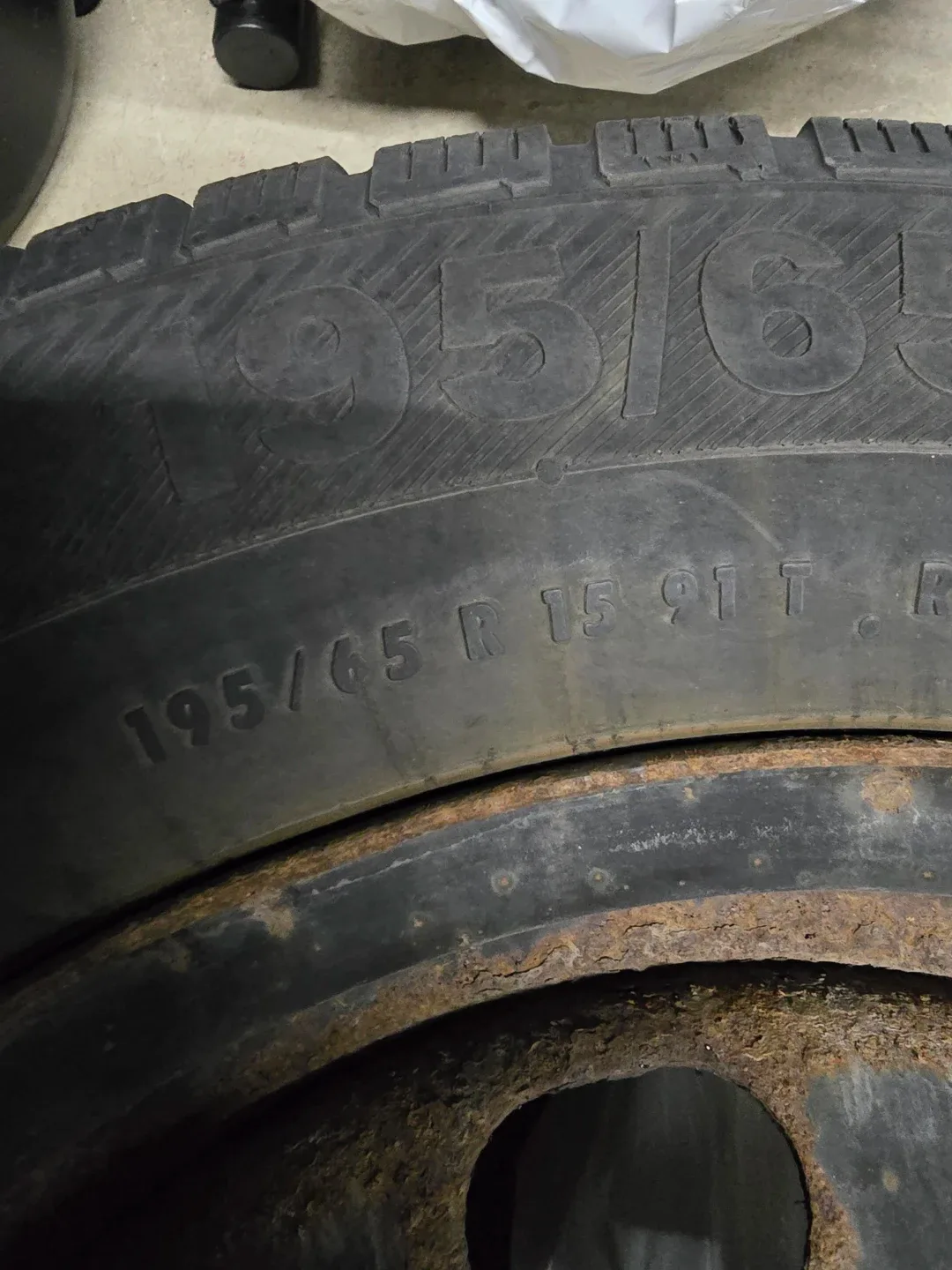 4x winter Used Tire 195/65 R15 with rims image indicator(2)