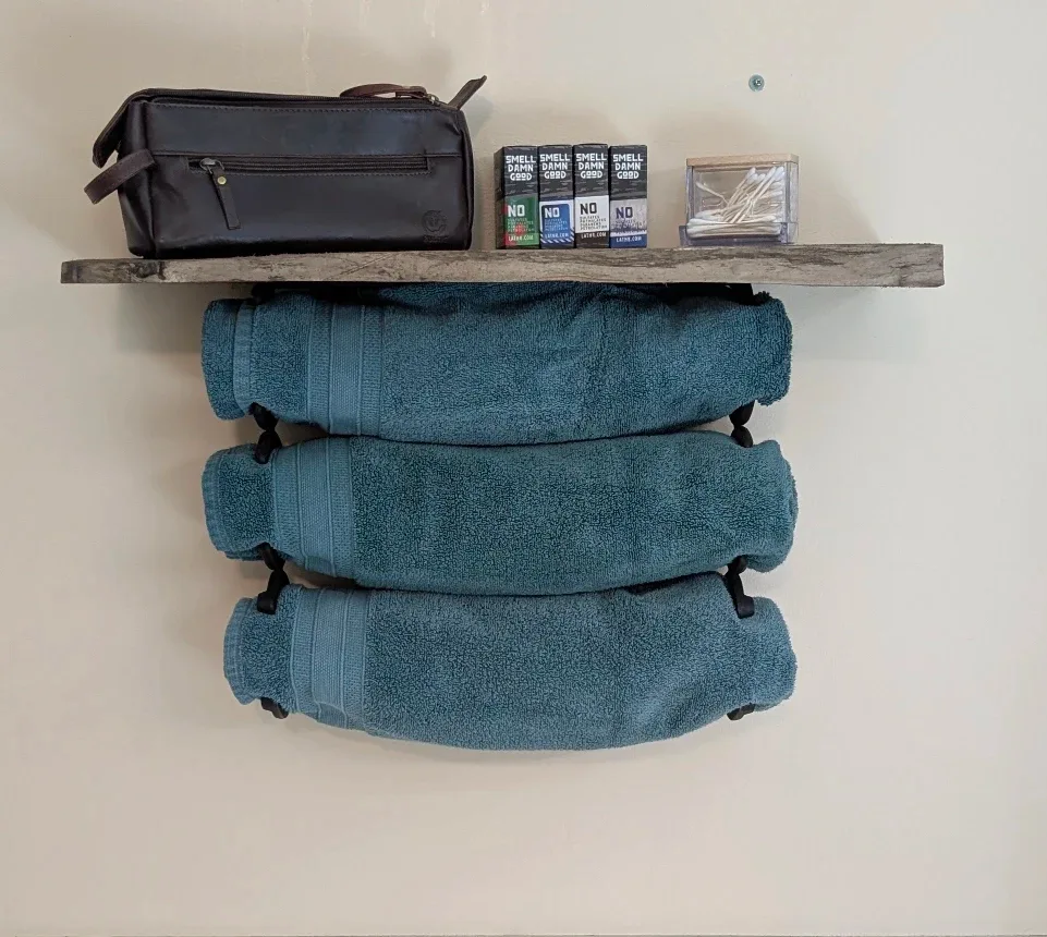 Rustic Wood & Horseshoe Towel Rack image indicator(2)