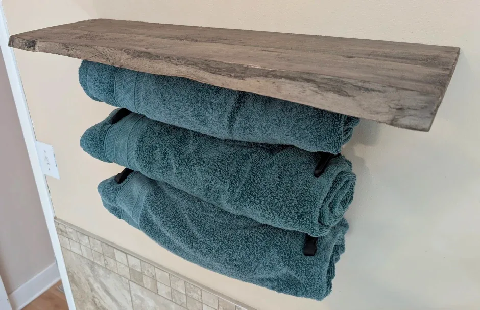 Rustic Wood & Horseshoe Towel Rack image indicator(3)