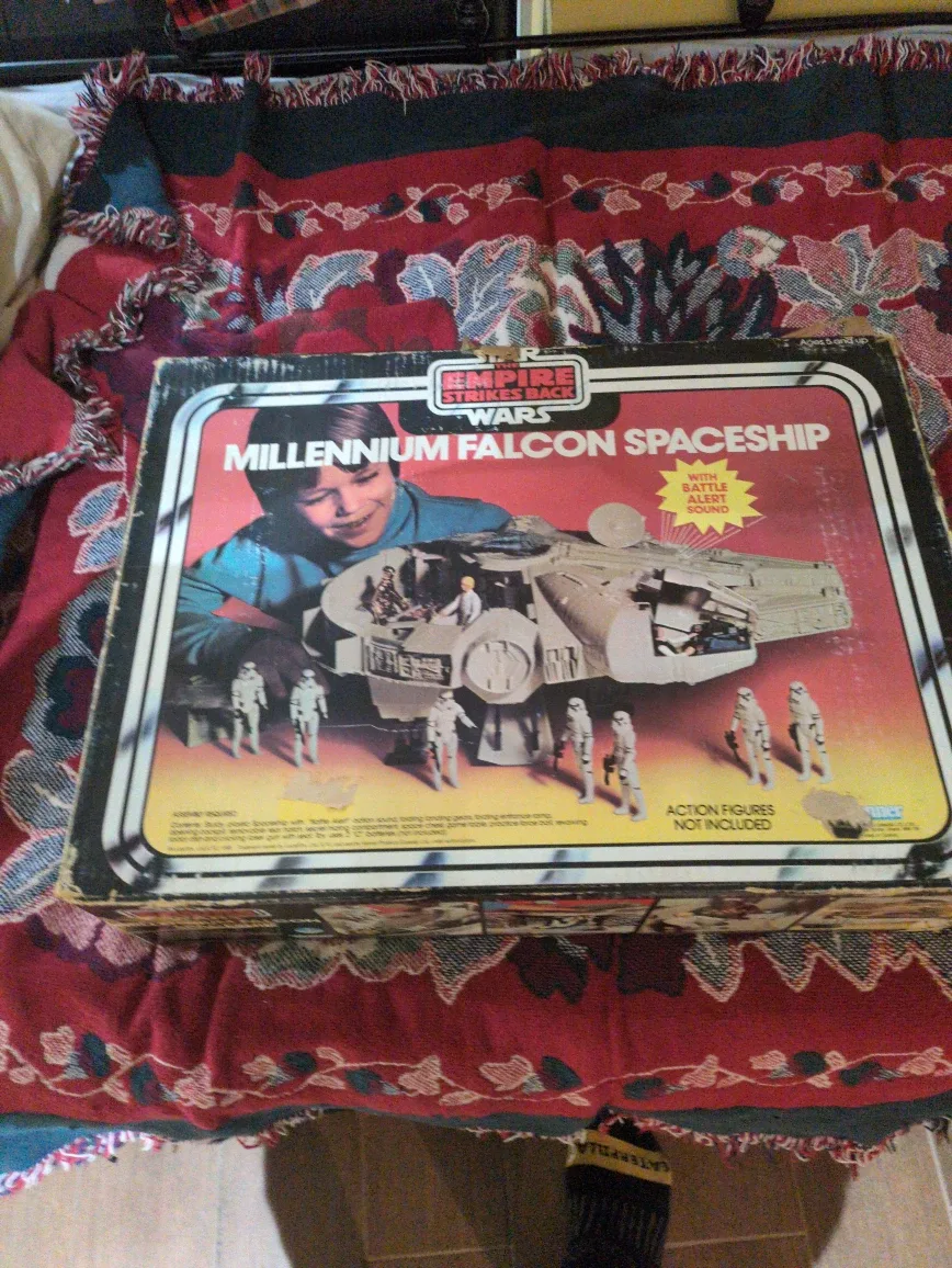 Vintage Star Wars Millennium Falcon Spaceship image indicator(3)