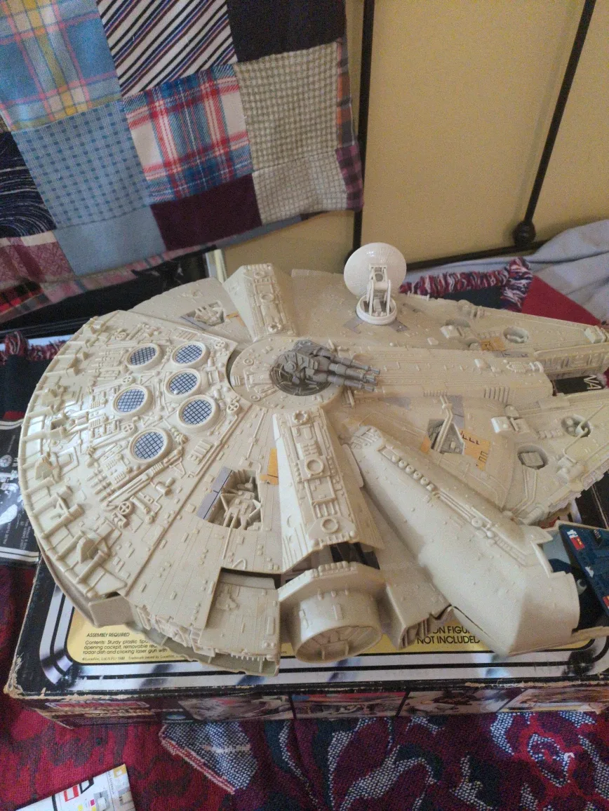 Vintage Star Wars Millennium Falcon Spaceship image indicator(4)