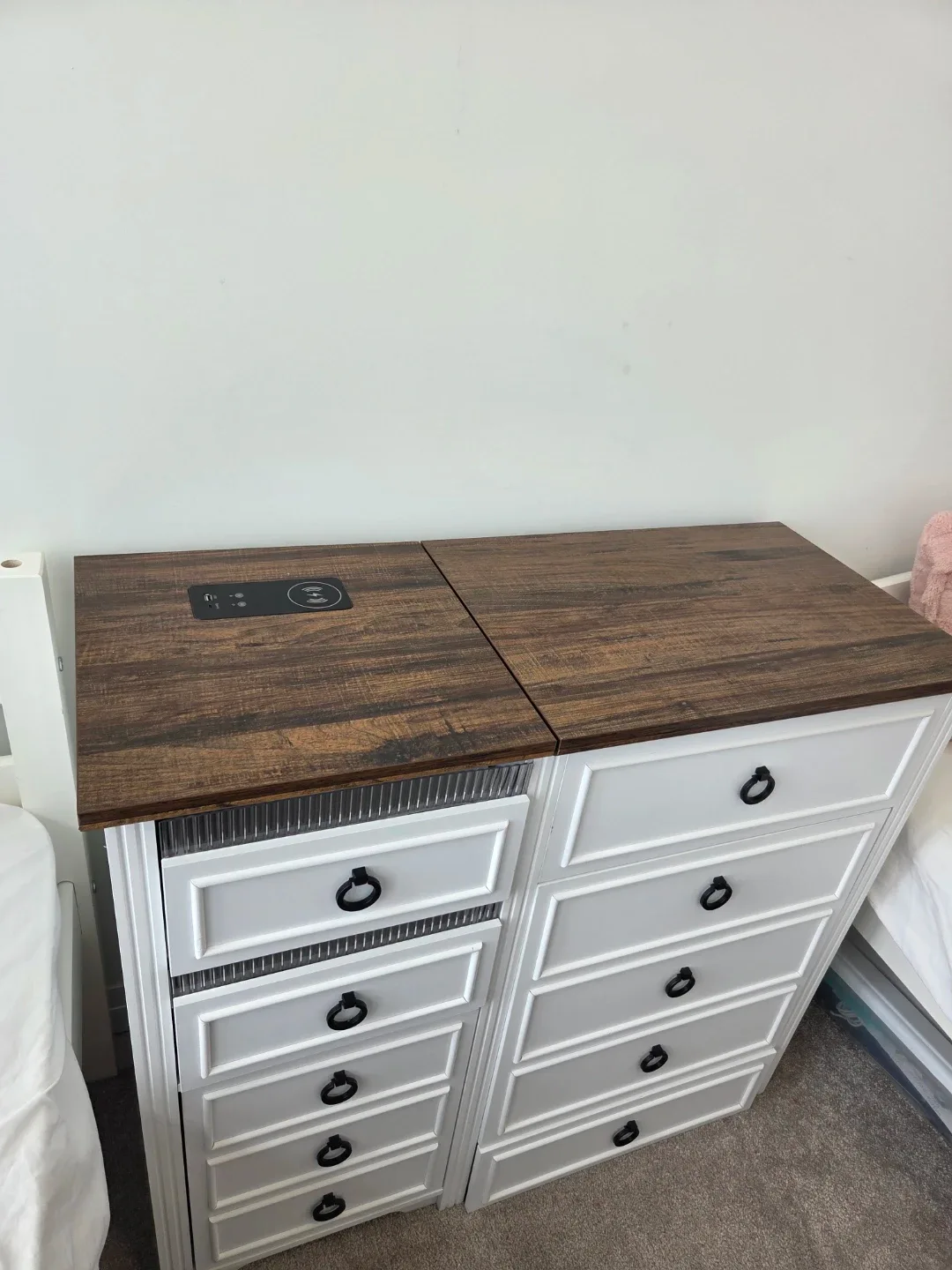 White vanity with Wireless Charging image indicator(2)