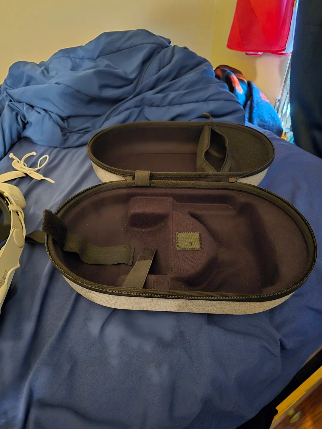 LIKE NEW Meta Quest 3 256GB VR Headset bundle image indicator(2)