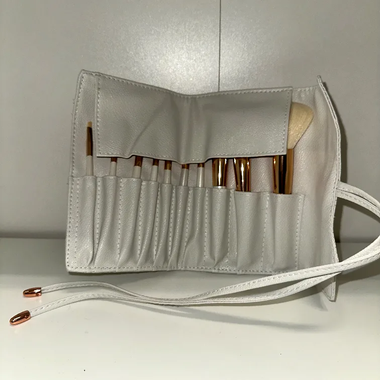 La Beaute Soi Brush Set with Case image indicator(2)