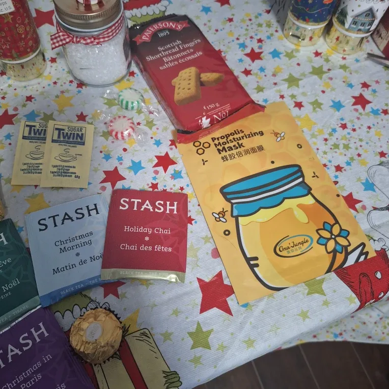 Holiday Gift Basket with Goodies image indicator(8)