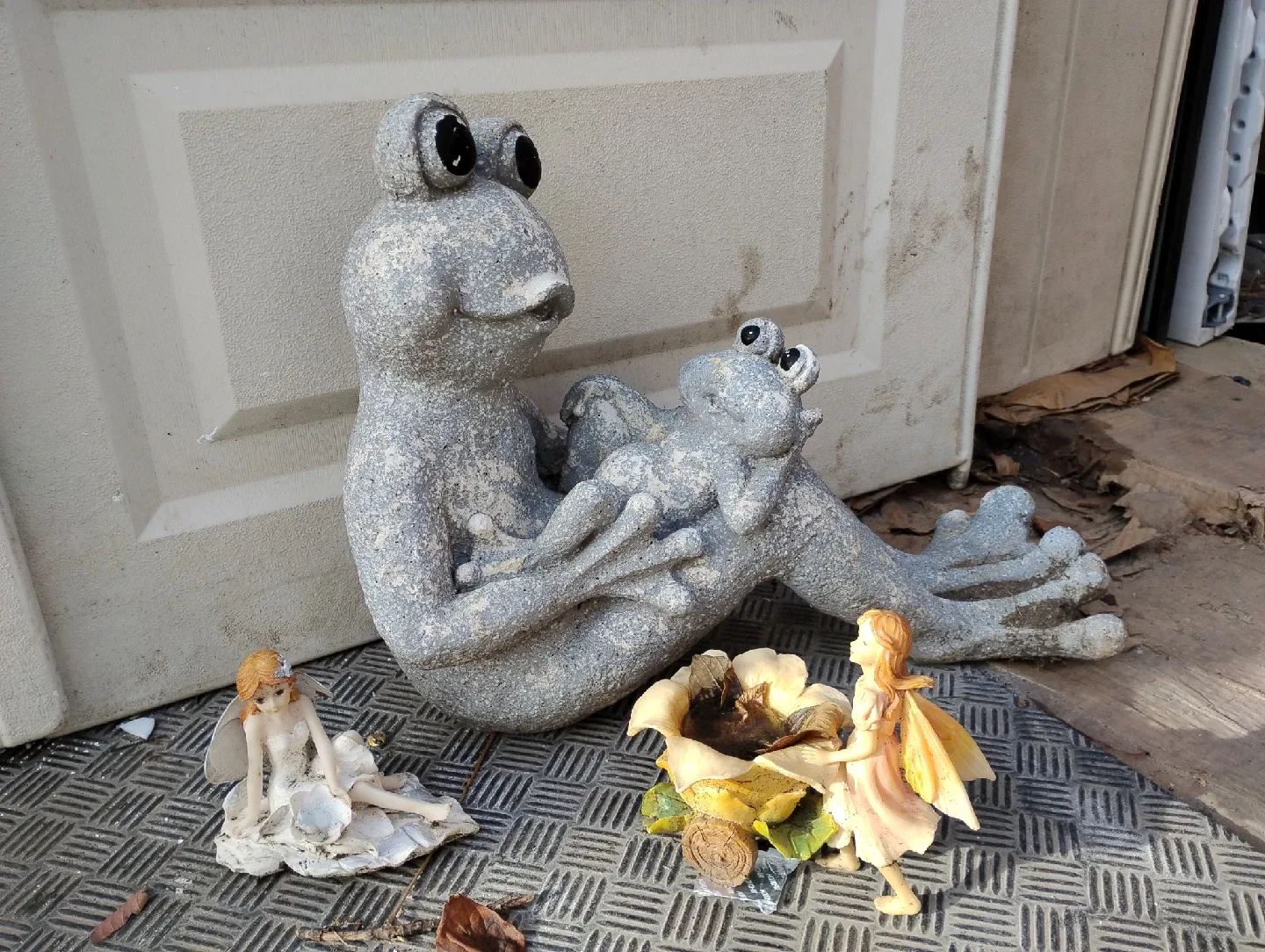 Outdoor Garden Figurines image indicator(6)