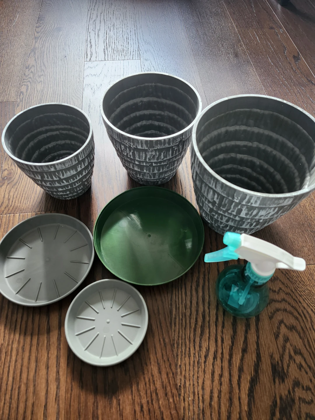 3 Grey Plant Pots with Saucers - photo 2