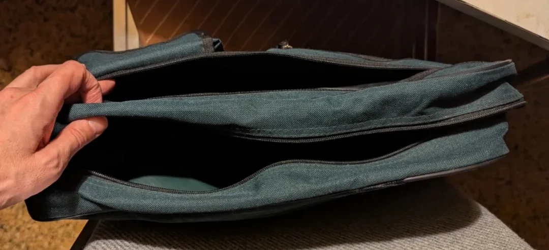 Charles Ross Messenger Bag image indicator(2)