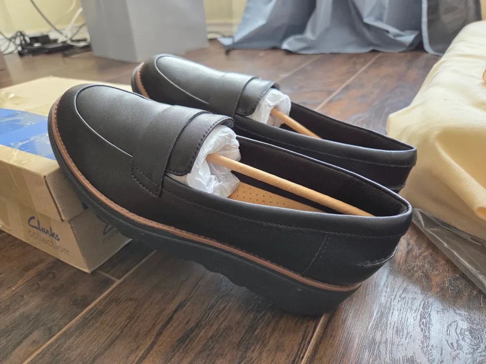 Clarks Collection Black Leather Loafers - Size 7.5 wide image indicator(2)