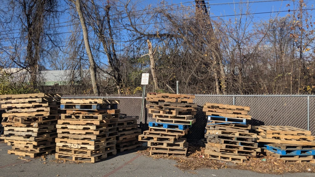 Free wooden pallets