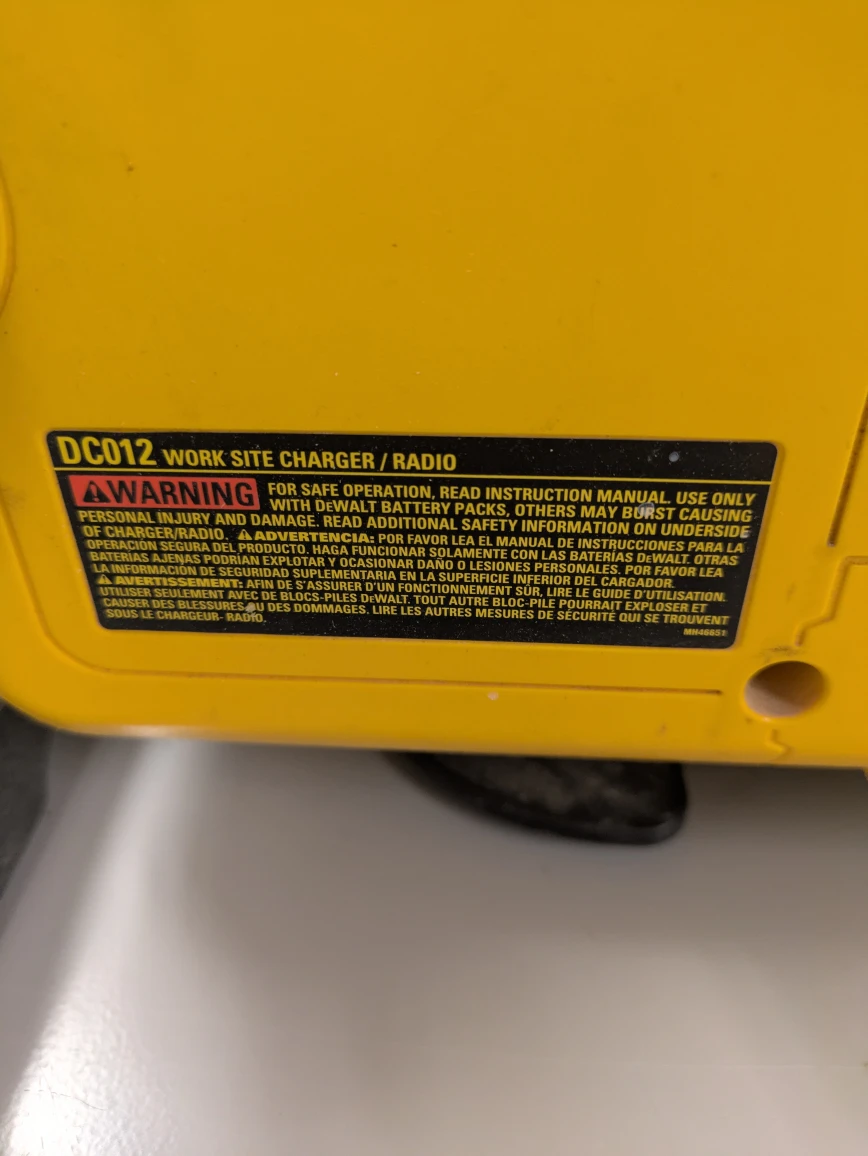 DeWalt DC012 18-Volt Yellow Heavy-Duty Worksite Radio - photo 4