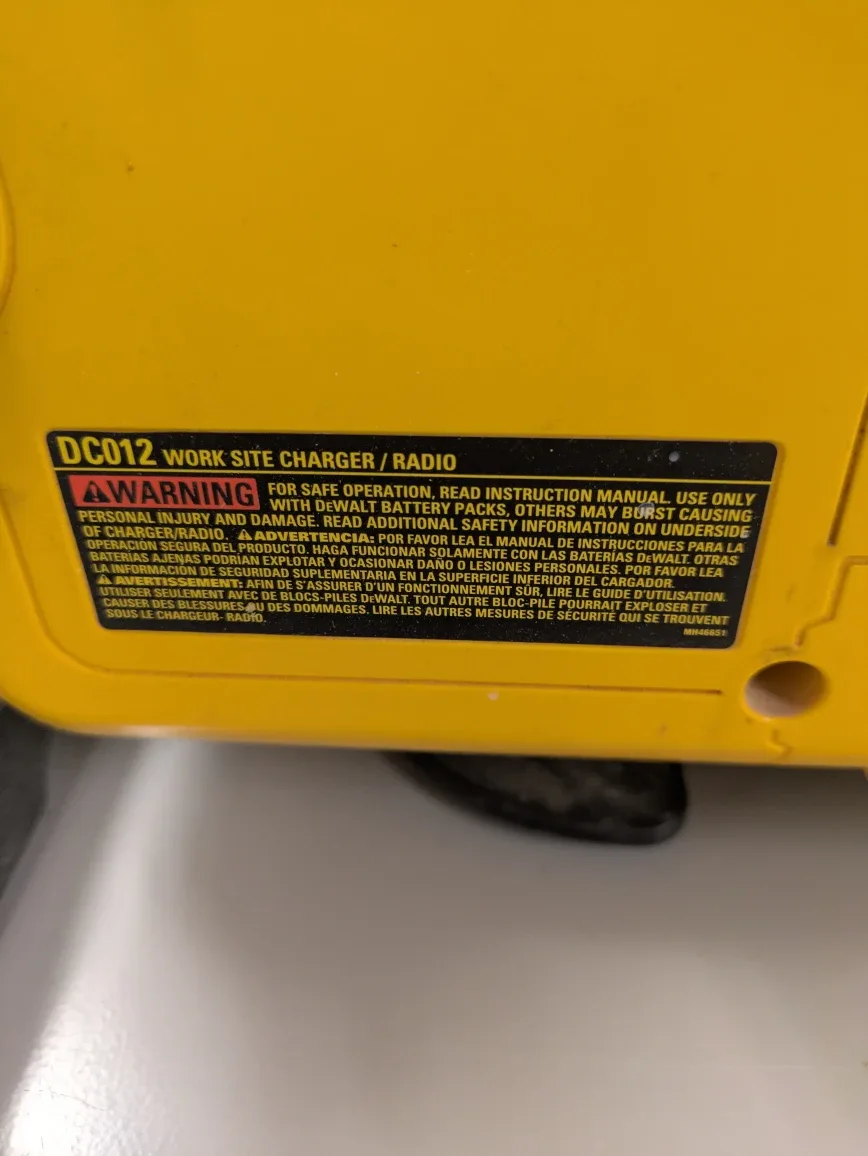 DeWalt DC012 18-Volt Yellow Heavy-Duty Worksite Radio image indicator(4)