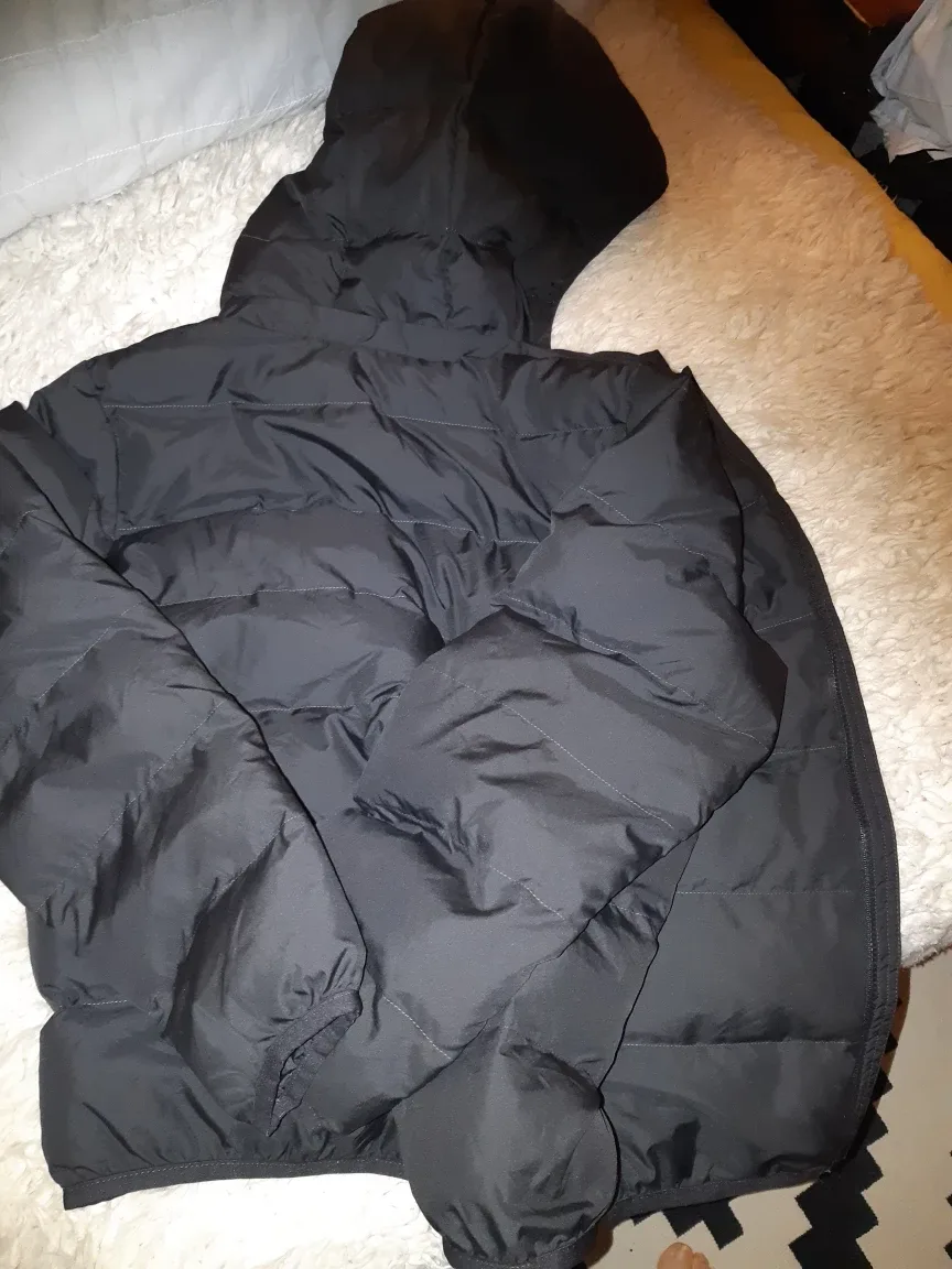 Uniqlo Kids Puffer Jacket, Size 9-10 image indicator(4)