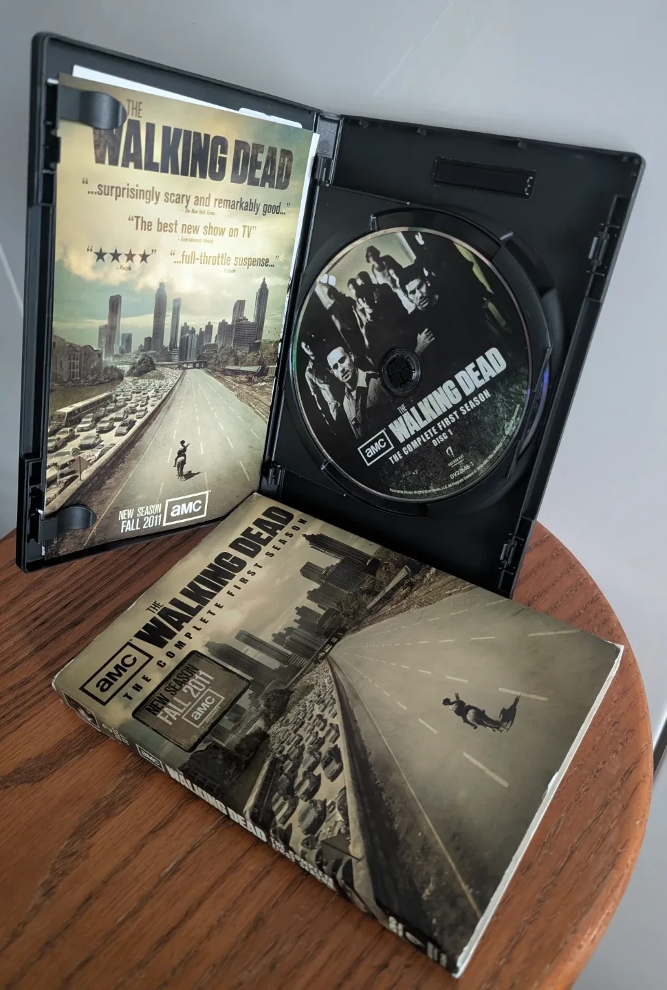 The Walking Dead: The Complete First Season DVD set image indicator(2)