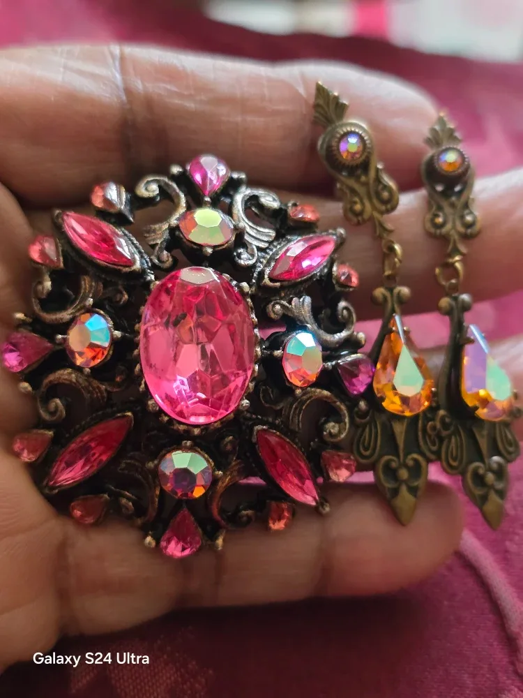 Vintage Pink Rhinestone Brooch & Earrings Set image indicator(2)