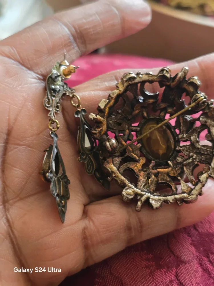 Vintage Pink Rhinestone Brooch & Earrings Set image indicator(3)