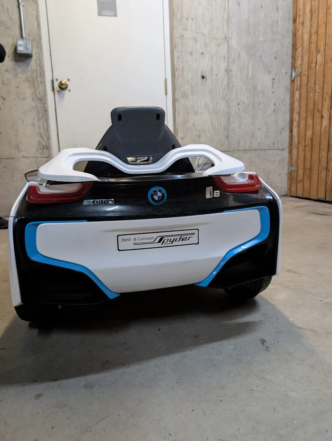 BMW i8 Concept Spyder Ride-On Car image indicator(4)