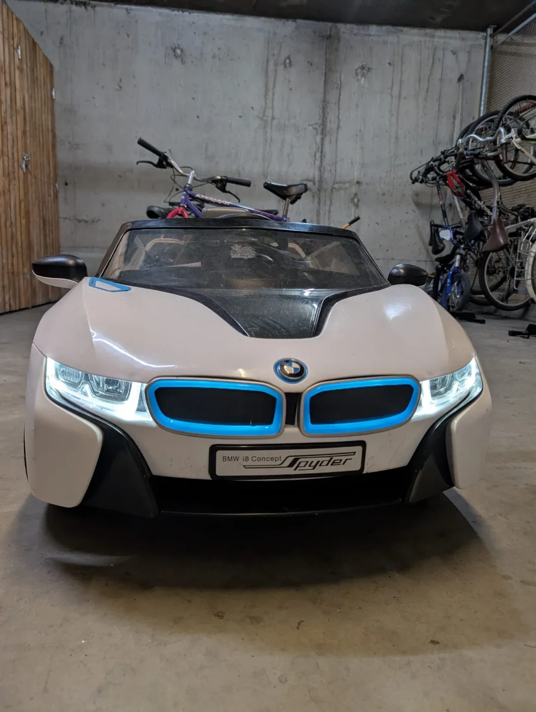 BMW i8 Concept Spyder Ride-On Car image indicator(5)