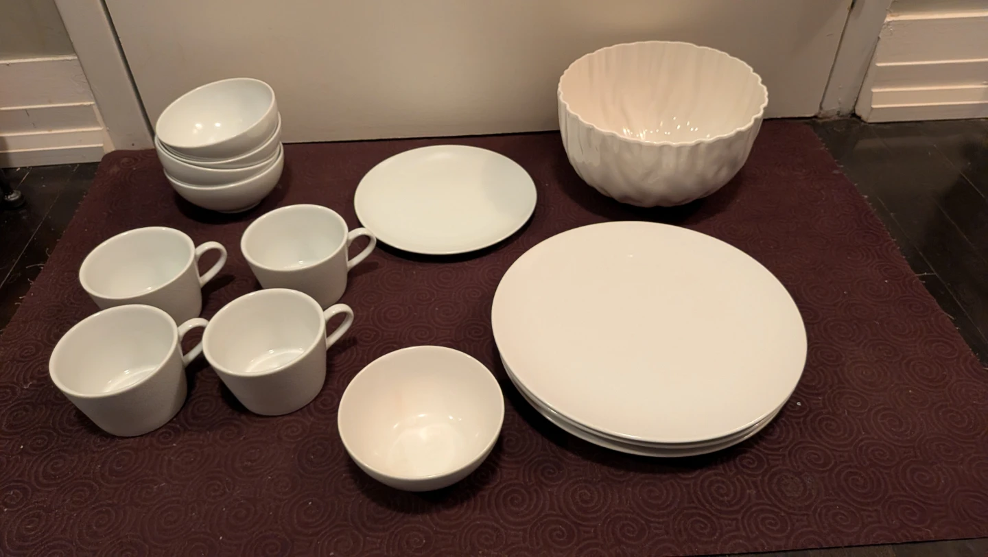 White Dinnerware Set (17 pieces)