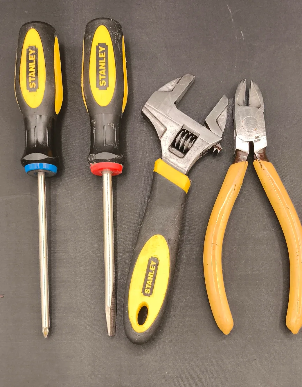 8-Piece Yellow Home Repair Tool Kit image indicator(3)