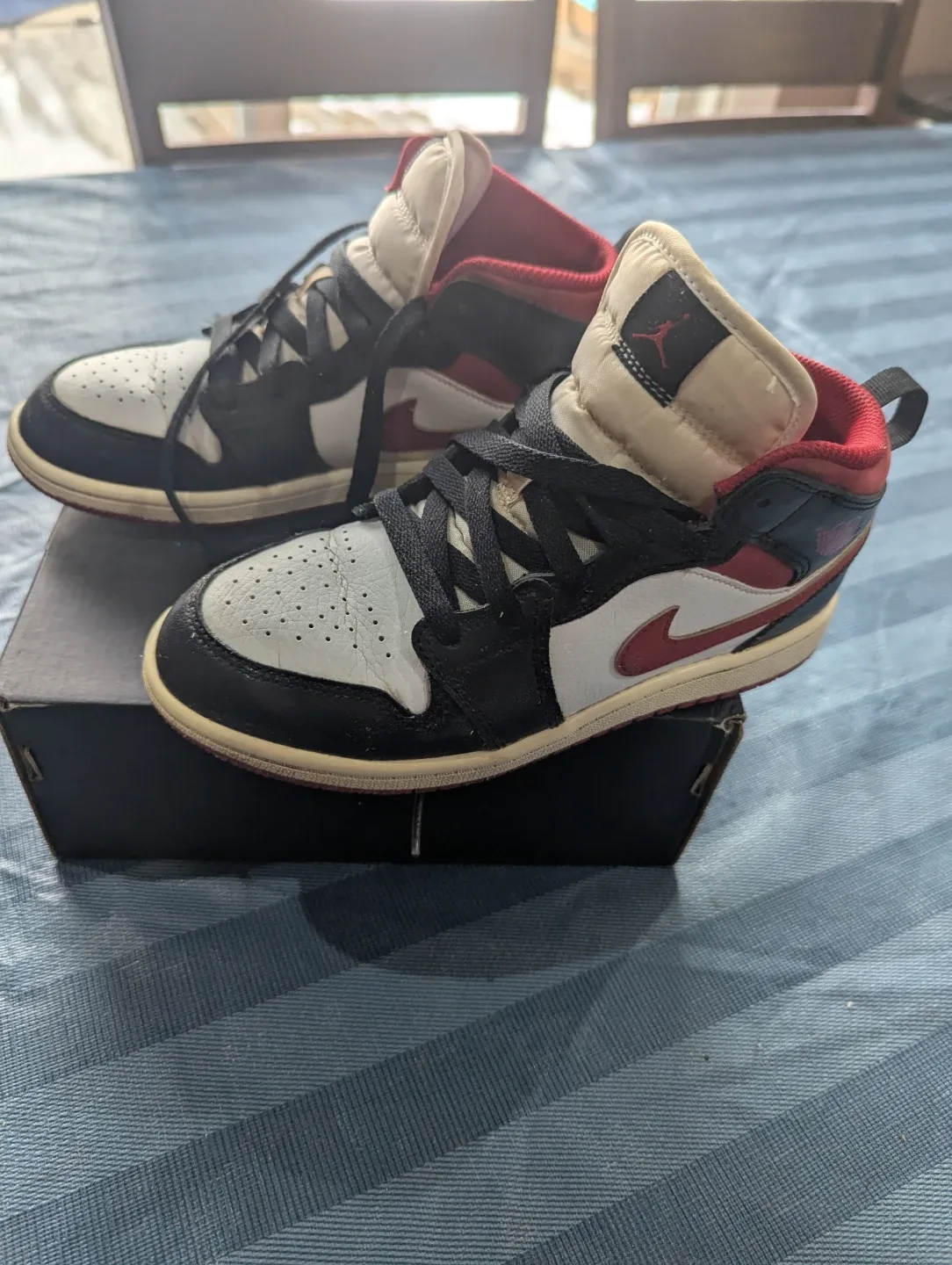 Air Jordan 1 Mid Black White Gym Red image indicator(2)