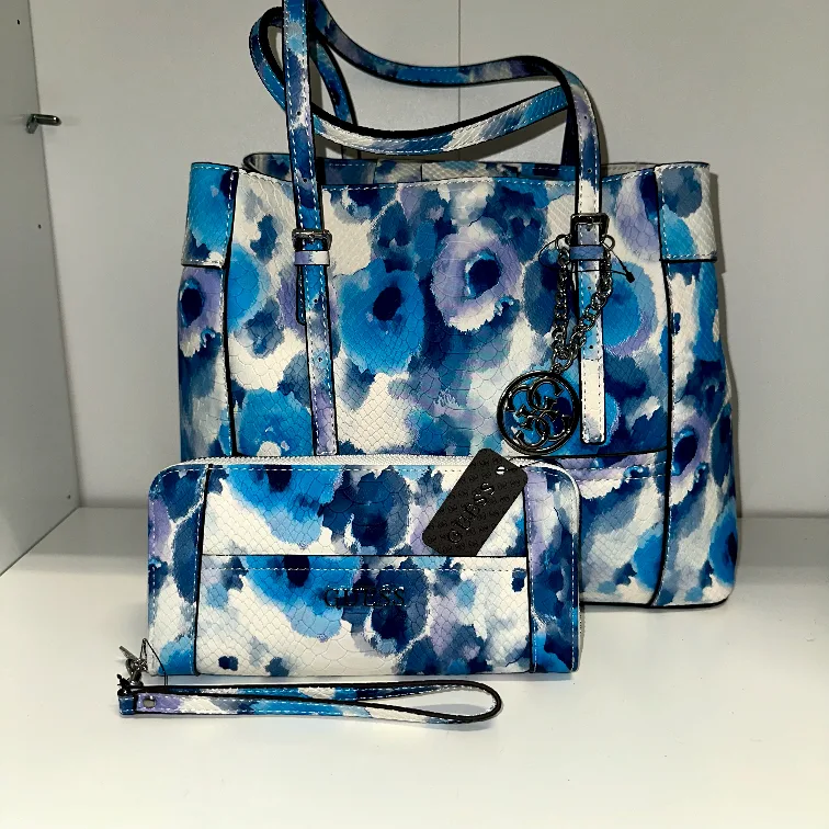 Guess Delaney Tote Bag & Wallet Set thumbnail