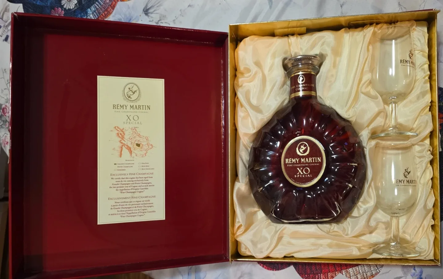 Remy Martin XO special edition cognac + 2 glasses image indicator(2)