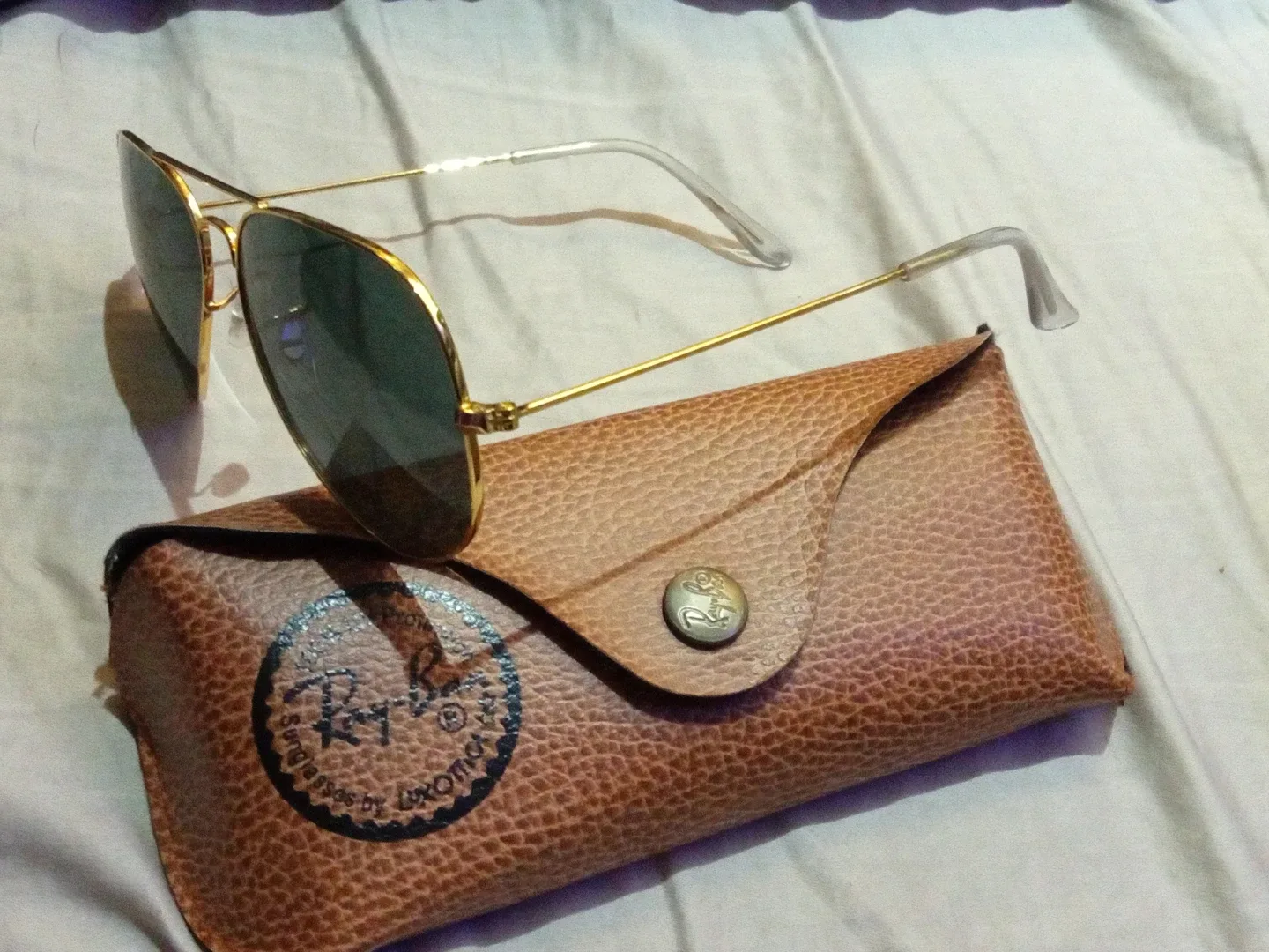 Ray-Ban  Gold Aviator Classic Sunglasses with Case image indicator(2)