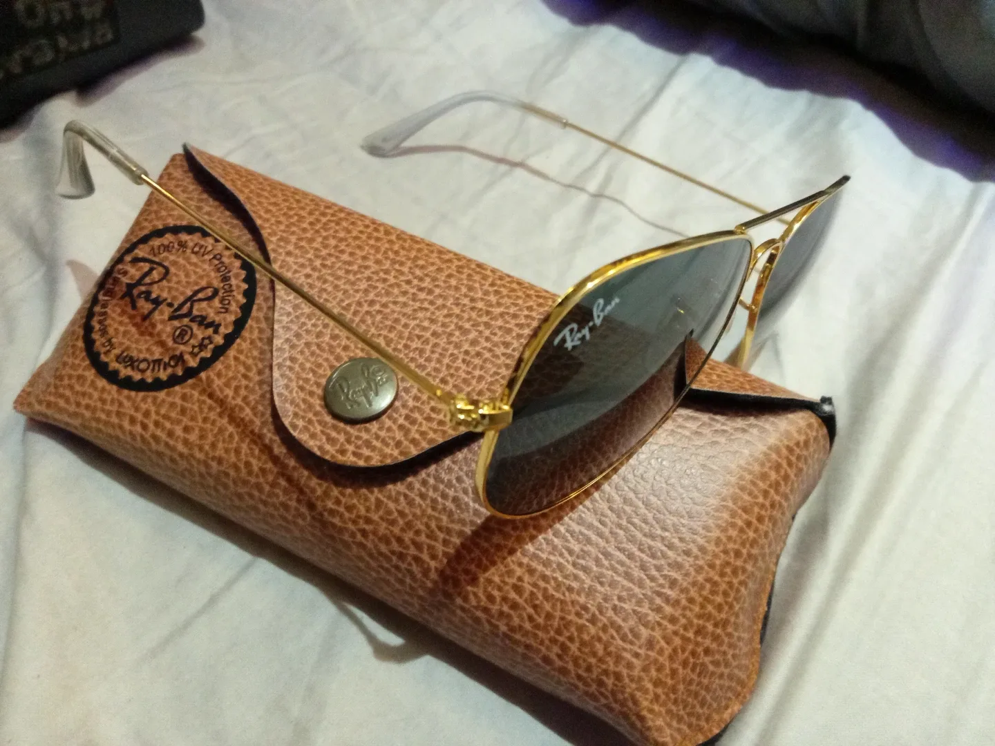 Ray-Ban  Gold Aviator Classic Sunglasses with Case image indicator(3)