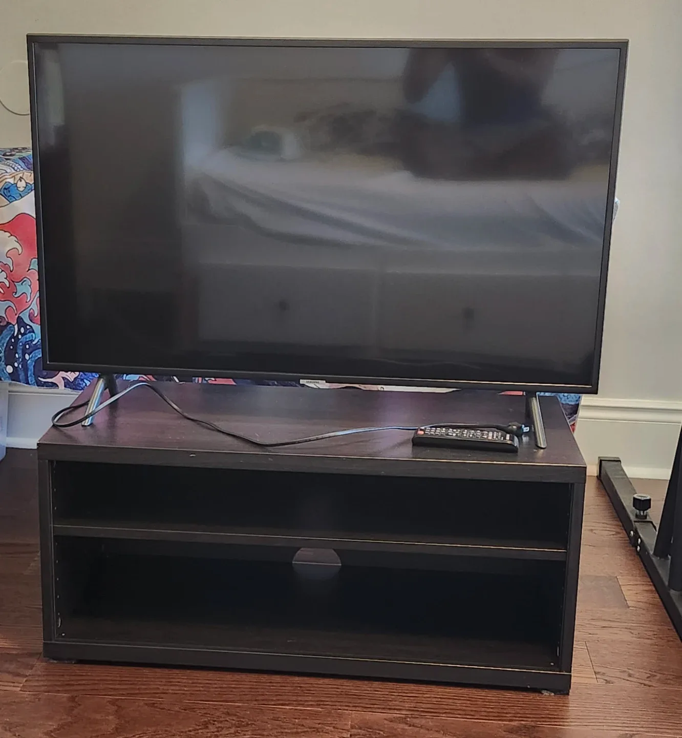 Samsung 43" 4K smart TV. NU700 Series 7 plus table image indicator(6)