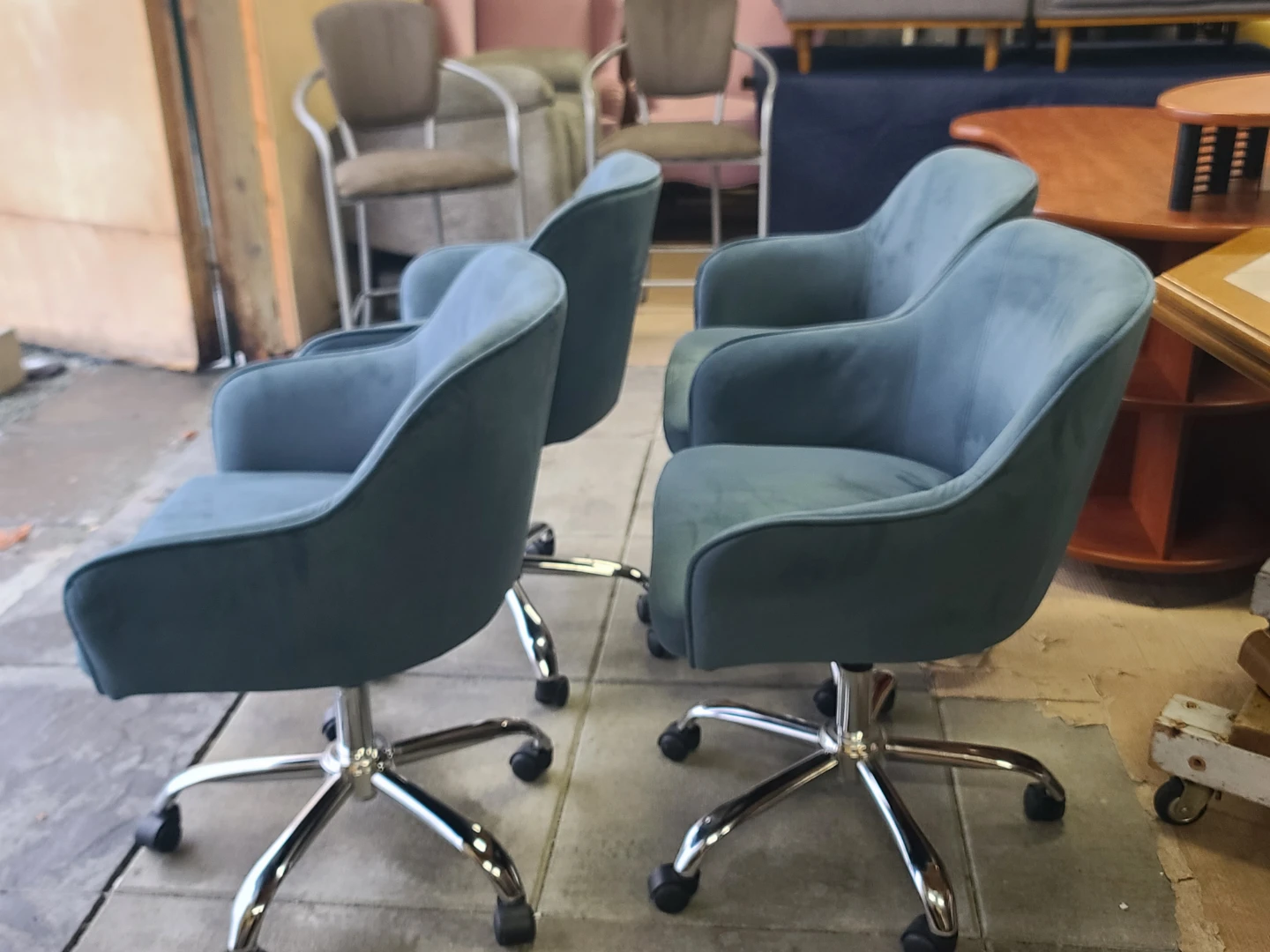 Table with 4 Blue Velvet Swivel Chairs - photo 5