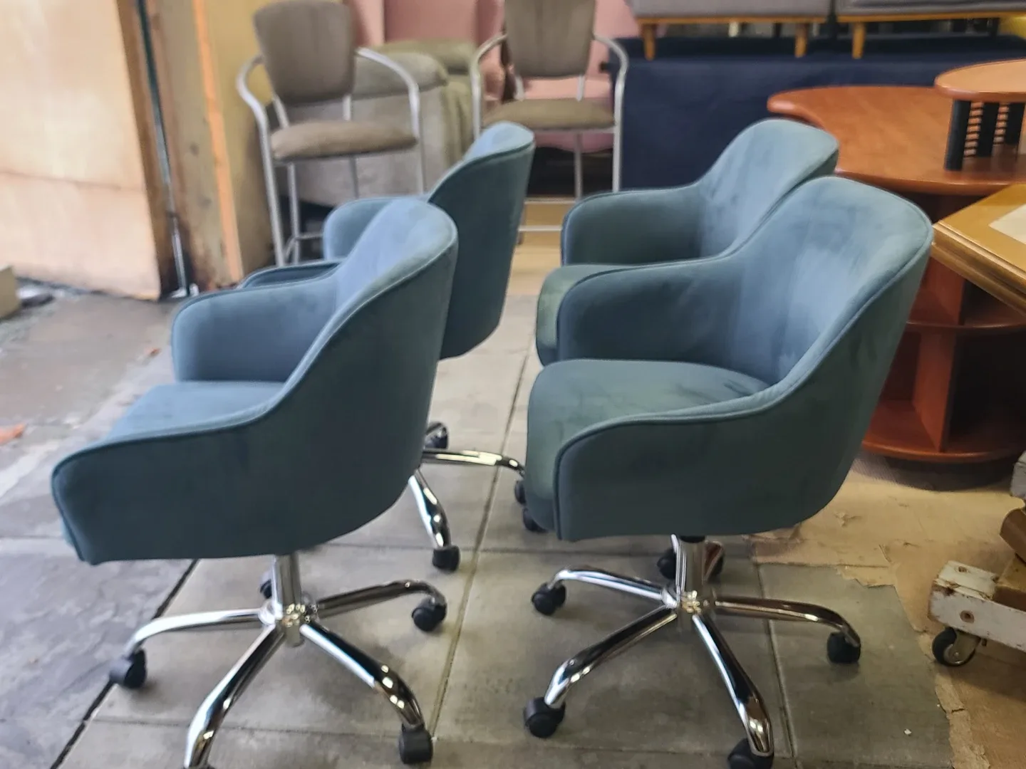 Table with 4 Blue Velvet Swivel Chairs image indicator(5)