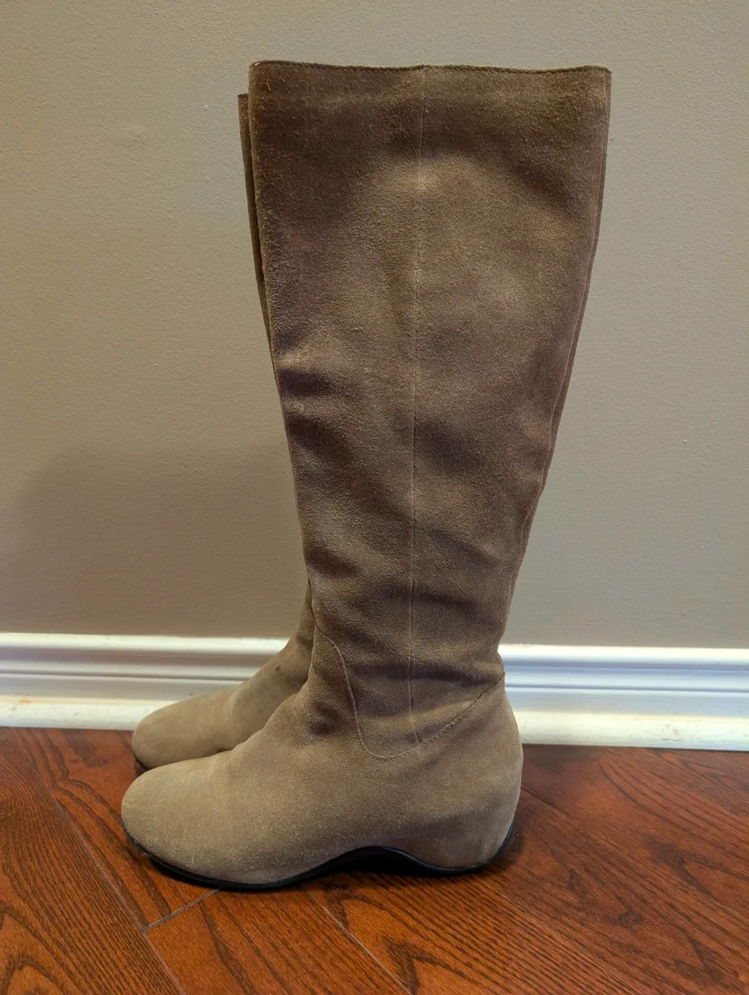 EUC - Women's DKNY Tall Knee High Suede Leather Boots Size 7 image indicator(2)