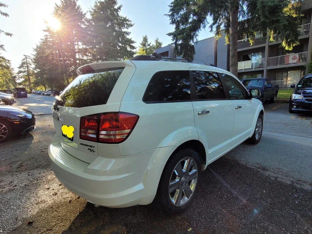 Dodge Journey - White SUV image indicator(8)