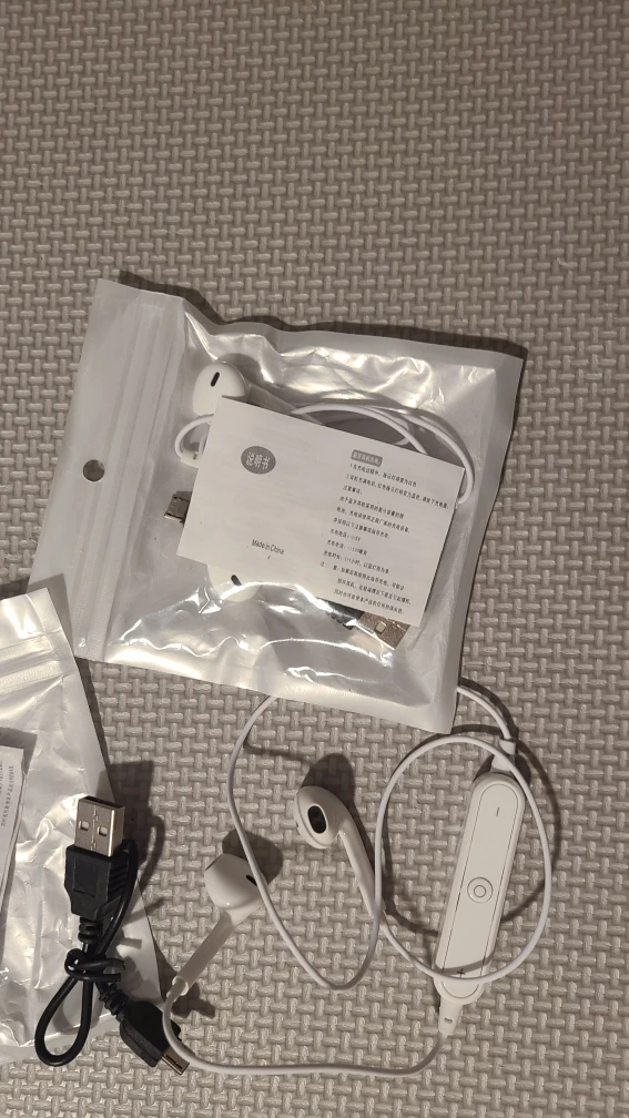 White bluetooth Earphones with USB Charger - New!