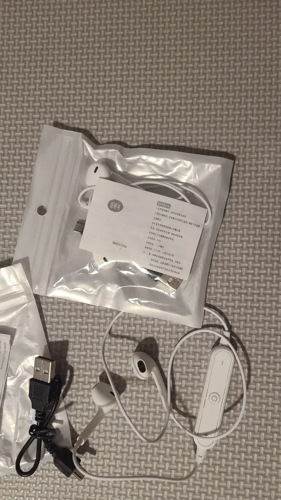 White bluetooth Earphones with USB Charger - New!