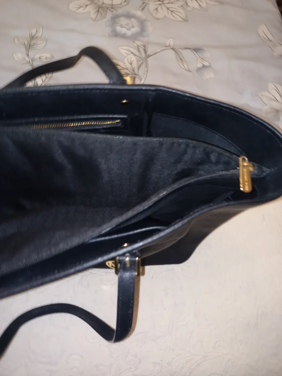 Michael Kors Black Purse image indicator(5)